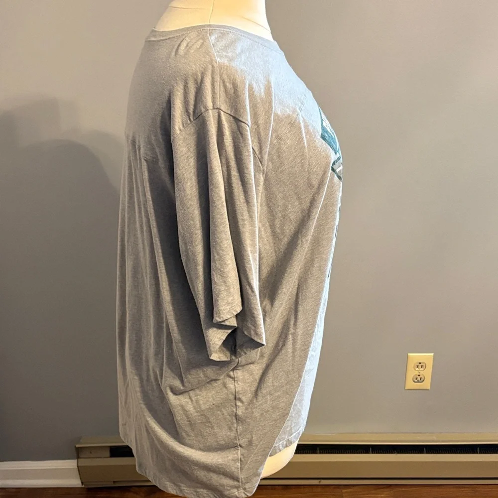 New Era Philadelphia Eagles Short Sleeve Graphic Tee - Gray & Green - torrid 4 - Picture 4 of 6